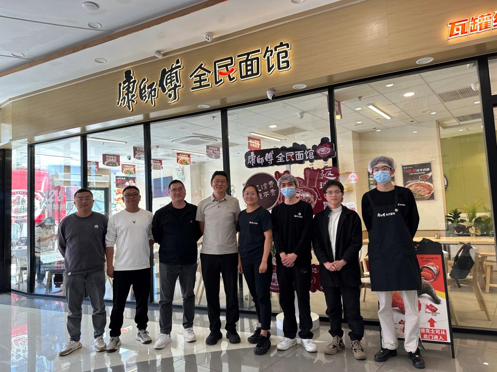 一群人站在门口AI 生成的内容可能不正确。