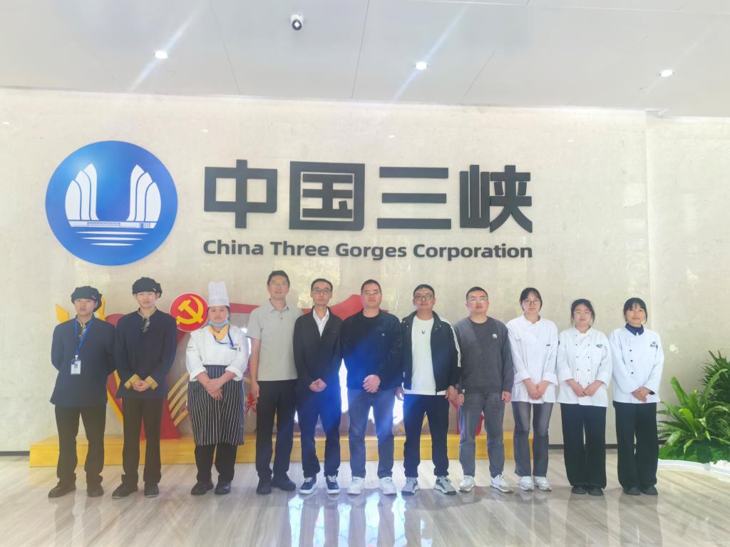 一群人站在一起AI 生成的内容可能不正确。